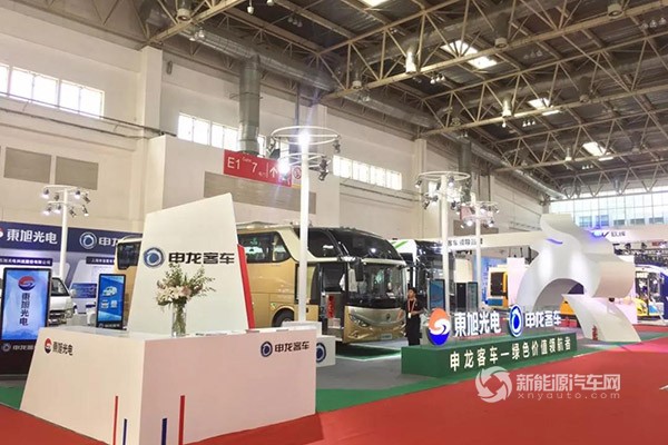 申龍客車三款新品閃耀登場 北京年度行業(yè)盛會再掀“龍”卷風