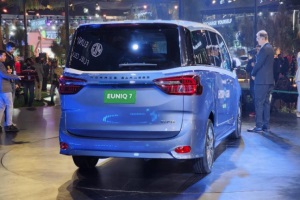 最大續(xù)航605公里 上汽EUNIQ 7燃料電池車亮相印度新德里