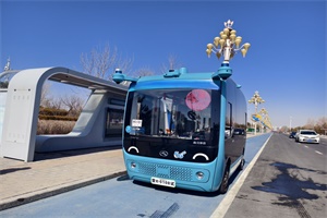 內(nèi)蒙古鄂爾多斯：金龍無人駕駛巴士車給市民游客帶來出行新體驗