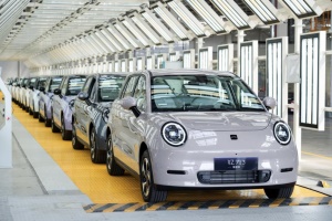 釔為3摯愛版售6.99萬起，“卷”出國民純電小車真需求!