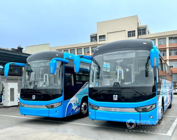 吉利星際純電動(dòng)城間客車(chē)U11E