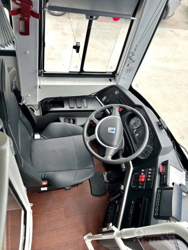 吉利星際純電動(dòng)城間客車(chē)U11E