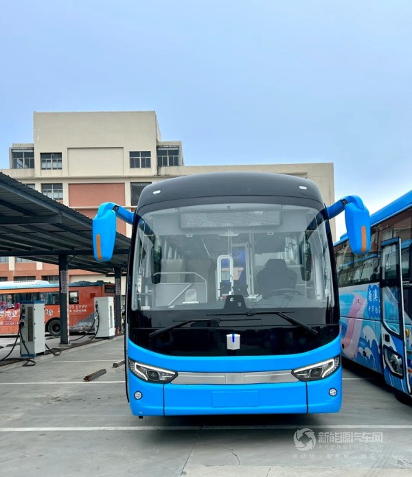 吉利星際純電動(dòng)城間客車(chē)U11E