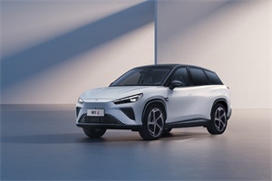 為哪吒L產(chǎn)能提升搭把手，哪吒汽車CEO張勇親自進(jìn)廠“打螺絲”