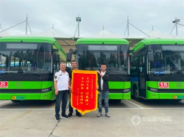 吉利星際醇?xì)潆妱?dòng)客車