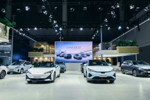 極狐汽車5系雙子星領銜，比油車價更低的純電車亮相成都車展
