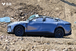 鎧甲車身，剛得很!極越懸崖連續(xù)兩次翻滾逃生成功
