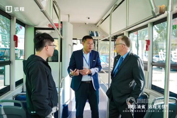 吉利星際醇?xì)潆妱?dòng)客車