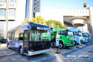 引領(lǐng)綠色交通發(fā)展 吉利星際醇?xì)潆妱?dòng)客車亮相呼和浩特