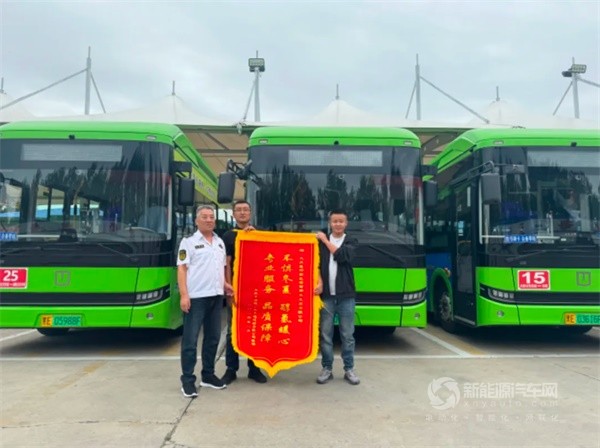 吉利星際醇?xì)潆妱?dòng)客車