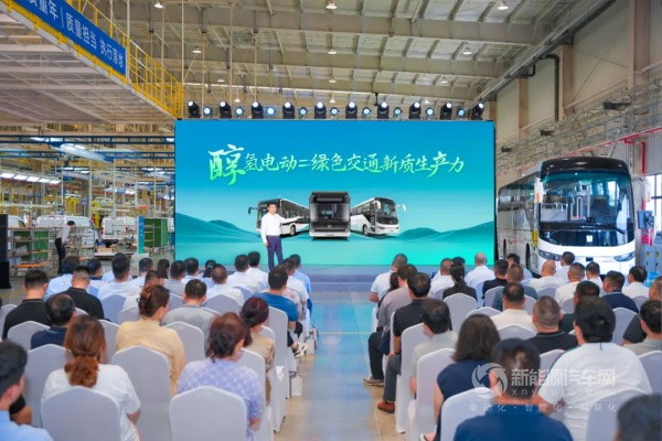 吉利醇?xì)潆妱?dòng)客車