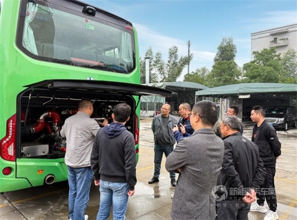 吉利星際醇?xì)潆妱?dòng)城間客車(chē)U11M