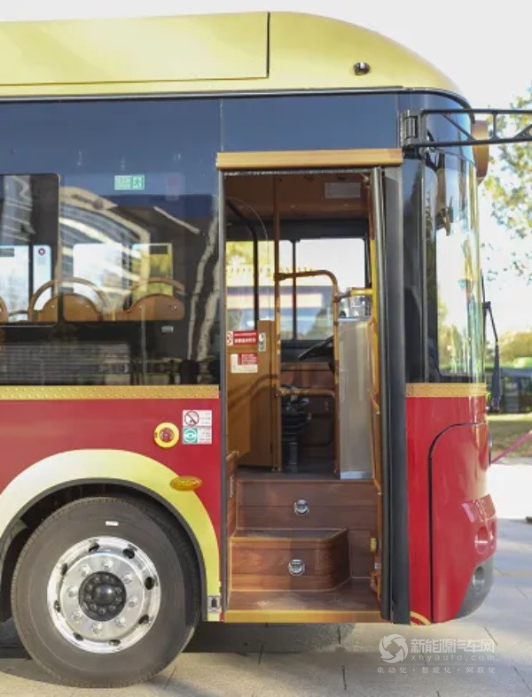 歐輝復(fù)古純電城市客車(chē)
