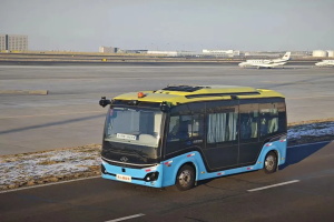 契合綠色航空理念 金龍新能源無(wú)人接駁車烏魯木齊國(guó)際機(jī)場(chǎng)試運(yùn)行