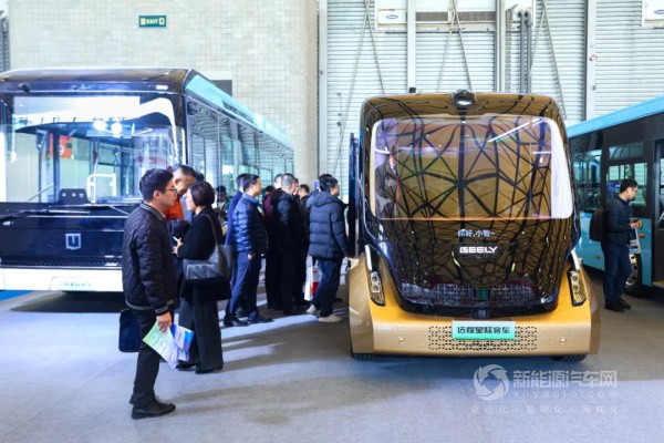 吉利星際首款智能駕駛導(dǎo)覽車