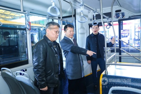 吉利星際首款智能駕駛導(dǎo)覽車