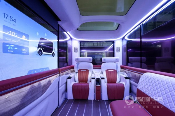 吉利星際首款智能駕駛導(dǎo)覽車