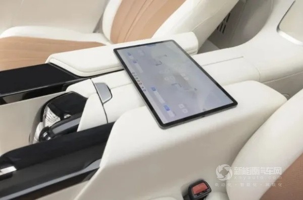 吉利星際首款智能駕駛導(dǎo)覽車