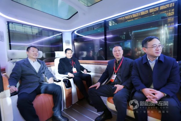吉利星際首款智能駕駛導(dǎo)覽車