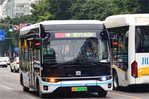 跑社區(qū)、接園區(qū)......中車電動(dòng)120輛“鯨典”奔赴成都大街小巷