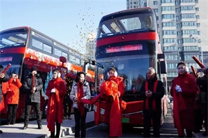 安凱新能源客車(chē)驚艷出圈!火紅雙層觀光巴士璀璨亮相哈爾濱