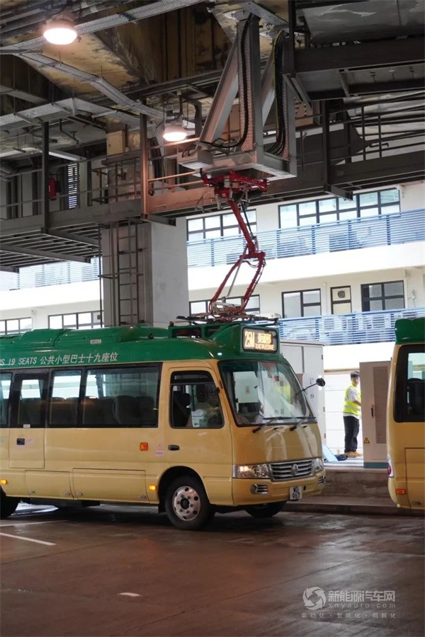 金旅純電考斯特